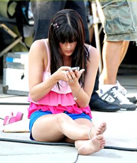 Selma Blair feet photo thumbnail