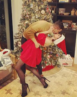 Sarah Hyland feet photo thumbnail