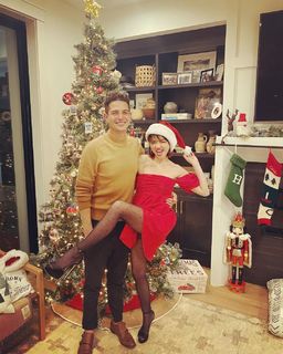 Sarah Hyland feet photo thumbnail