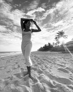 Deborah Secco feet photo thumbnail