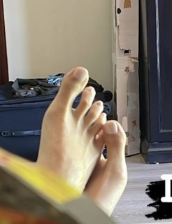 Anushka Sharma feet photo thumbnail
