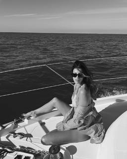 Iris Mittenaere feet photo thumbnail
