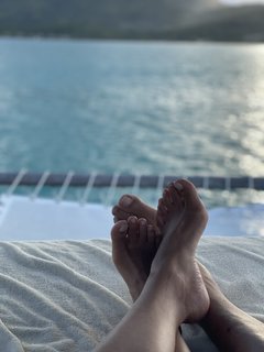Halle Berry feet photo thumbnail