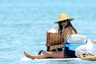 Alessandra Ambrosio feet photo thumbnail