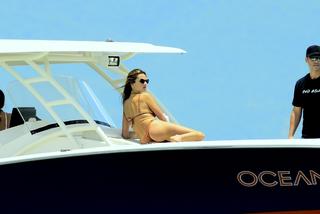 Alessandra Ambrosio feet photo thumbnail