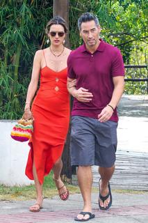 Alessandra Ambrosio feet photo thumbnail