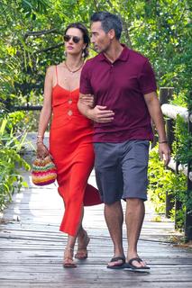 Alessandra Ambrosio feet photo thumbnail