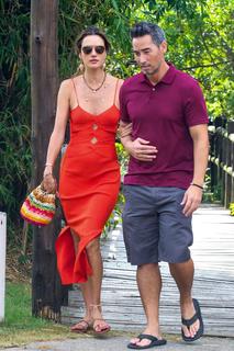 Alessandra Ambrosio feet photo thumbnail