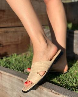 Carolina Ardohain feet photo thumbnail