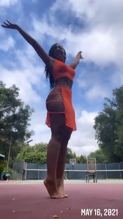 Chloe Bailey feet photo thumbnail
