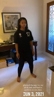 Chloe Bailey feet photo thumbnail