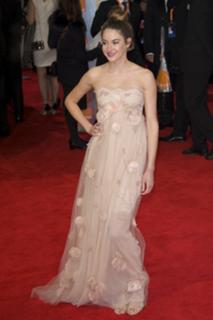Shailene Woodley feet photo thumbnail