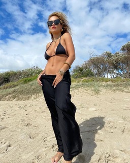 Rita Ora feet photo thumbnail