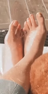 Kriti Sanon feet photo thumbnail