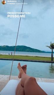 Deborah Secco feet photo thumbnail
