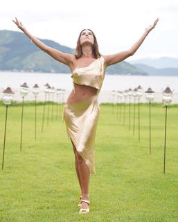 Deborah Secco feet photo thumbnail