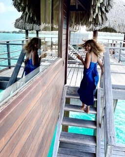 Halle Berry feet photo thumbnail