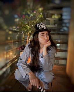 Karisma Kapoor feet photo thumbnail