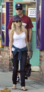 Reese Witherspoon feet photo thumbnail