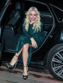 Denise Van Outen feet photo thumbnail