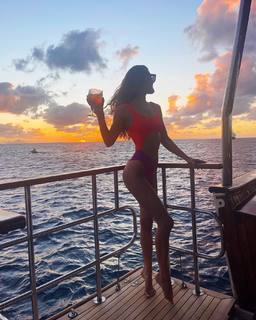 Nina Agdal feet photo thumbnail
