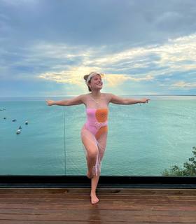 Larissa Manoela feet photo thumbnail