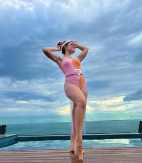 Larissa Manoela feet photo thumbnail