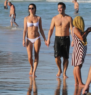 Alessandra Ambrosio feet photo thumbnail