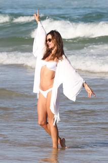 Alessandra Ambrosio feet photo thumbnail