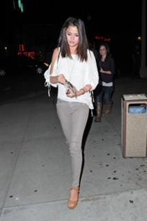 Selena Gomez feet photo thumbnail