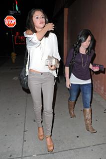 Selena Gomez feet photo thumbnail