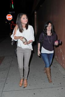 Selena Gomez feet photo thumbnail