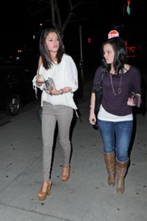 Selena Gomez feet photo thumbnail