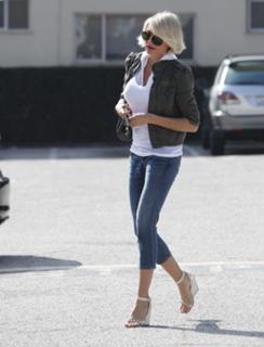 Cameron Diaz feet photo thumbnail