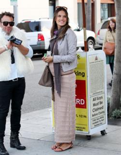 Alessandra Ambrosio feet photo thumbnail