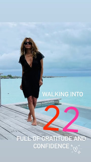 Halle Berry feet photo thumbnail