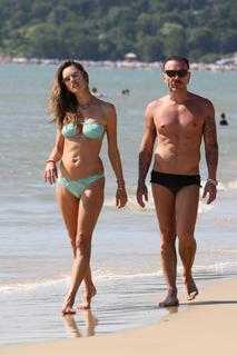 Alessandra Ambrosio feet photo thumbnail