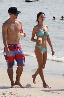 Alessandra Ambrosio feet photo thumbnail