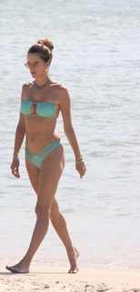 Alessandra Ambrosio feet photo thumbnail