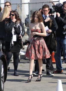 Anna Kendrick feet photo thumbnail