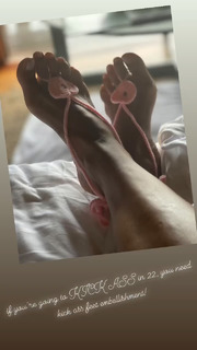 Halle Berry feet photo thumbnail