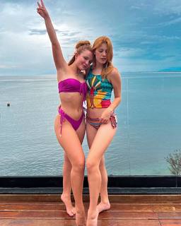 Larissa Manoela feet photo thumbnail