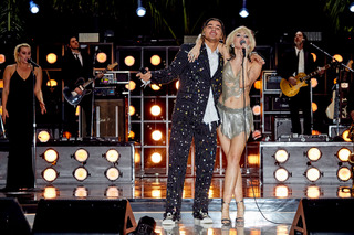 Miley Cyrus feet photo thumbnail
