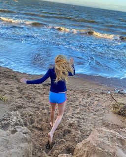 Laura Whitmore feet photo thumbnail