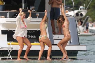Alessandra Ambrosio feet photo thumbnail