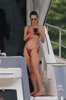Alessandra Ambrosio feet photo thumbnail