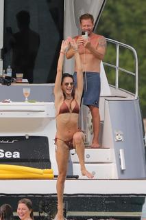 Alessandra Ambrosio feet photo thumbnail