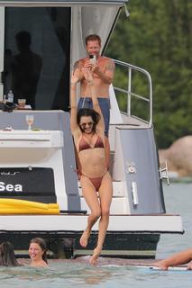 Alessandra Ambrosio feet photo thumbnail