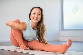 Kino MacGregor feet photo thumbnail