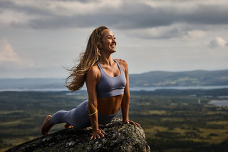Kino MacGregor feet photo thumbnail